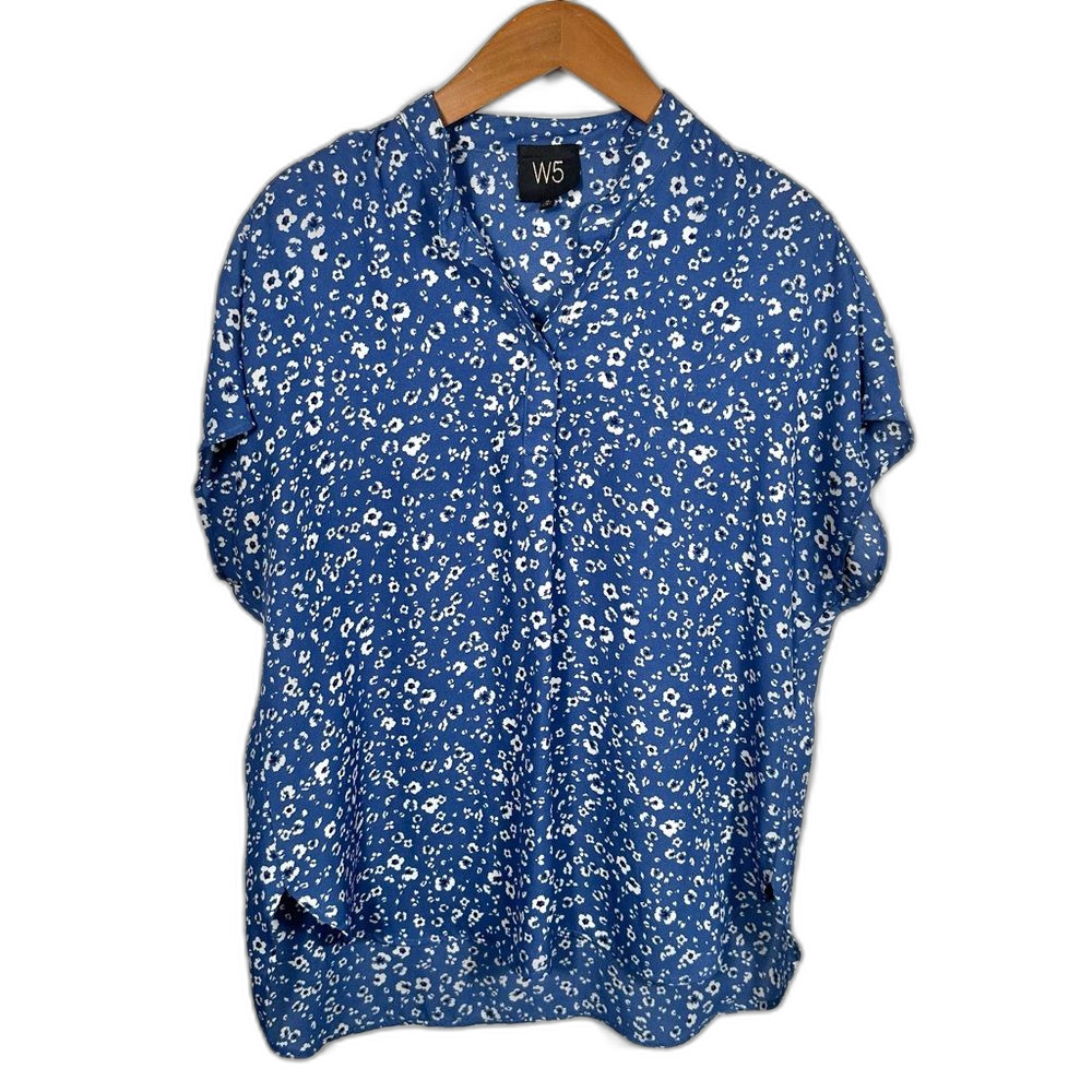 W5 Blue White Floral Print Short Sleeve Blouse Size Medium Coastal Spring